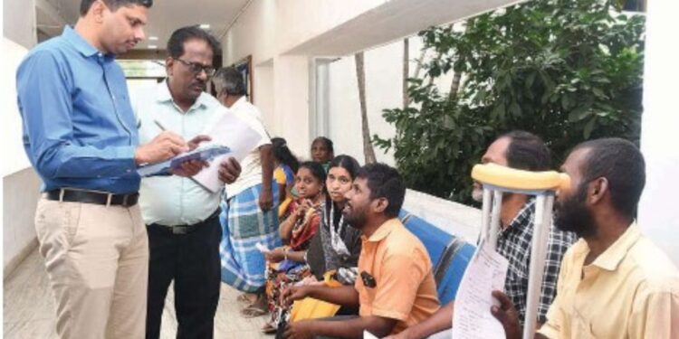 தூத்துக்குடி ஆட்சியரகத்தில் மக்கள் குறைதீர் கூட்டம் 437 மனுக்கள் குவிந்தன