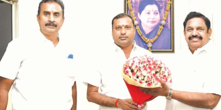 எடப்பாடி பழனிசாமியைச் சந்தித்து வாழ்த்துப் பெற்ற எம்ஜிஆர் இளைஞர் அணி மாநில இணைச்செயலாளர்