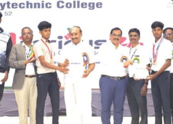 திறமைக்குக் கொடுப்போம் அங்கீகாரம்… நந்தா பாலிடெக்னிக் கல்லூரி ஆண்டு விழாவில் சாதனை மாணவர்களுக்குப் பரிசுகள் மாரி!