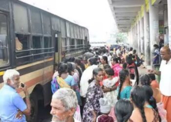 பொள்ளாச்சியில் புத்தாண்டு விடுமுறை எதிரொலி: சொந்த ஊர் செல்ல பேருந்து நிலையத்தில் அலைமோதிய மக்கள் கூட்டம்