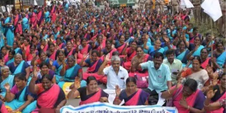 தேனி கலெக்டர் அலுவலகம் முற்றுகை 299 அங்கன்வாடி ஊழியர்கள் கைது