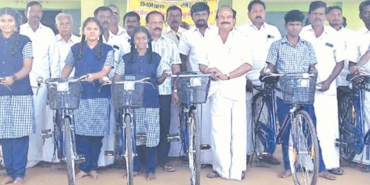 ஒலகடம் அரசுப் பள்ளியில் மாணவர்களுக்கு விலையில்லா மிதிவண்டிகள் விநியோகம்