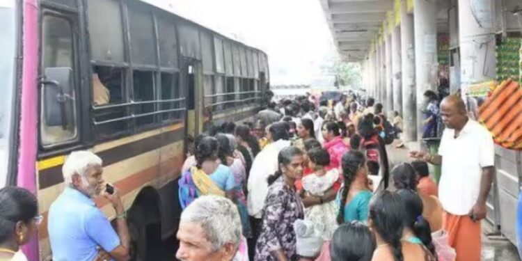 பொள்ளாச்சியில் புத்தாண்டு விடுமுறை எதிரொலி: சொந்த ஊர் செல்ல பேருந்து நிலையத்தில் அலைமோதிய மக்கள் கூட்டம்