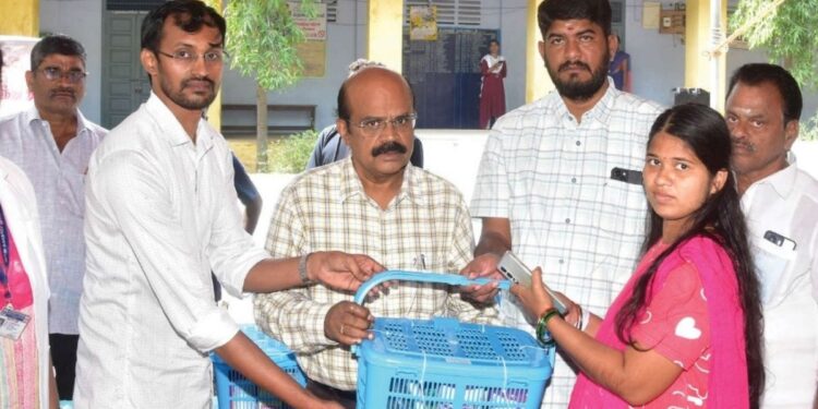 பரமத்தியில் ‘நலம் காக்கும் ஸ்டாலின்’ திட்ட முகாமை ஆய்வு செய்த ஆட்சியர் தங்கவேல் அதிரடி!