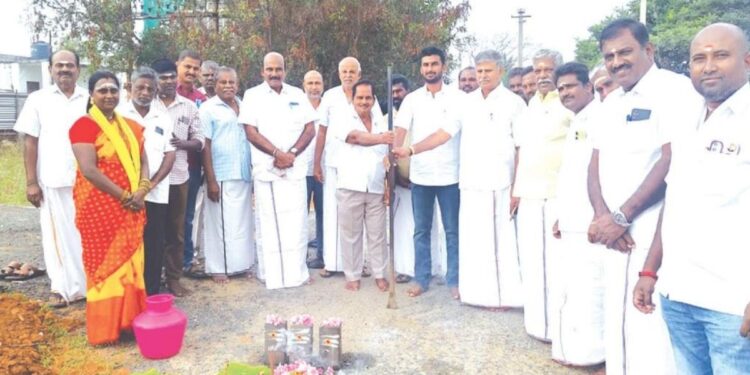 ஊர் மெச்சும் வளர்ச்சி… பெரியார் நகர் மக்களின் நீண்டகாலக் கனவை நனவாக்க ரூ.23.40 லட்சத்தில் தார்சாலைப் பணிகளைத் தொடங்கினார் ஏ.கே.செல்வராஜ் எம்.எல்.ஏ!