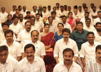 த.வெ.க-வில் சங்கமித்த அரசியல் வாரிசுகள்”: காமராஜர் பேத்தி, முக்கியப் பிரமுகர்கள் விஜய் முன்னிலையில் இணைந்தனர்!