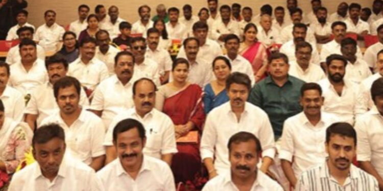 த.வெ.க-வில் சங்கமித்த அரசியல் வாரிசுகள்”: காமராஜர் பேத்தி, முக்கியப் பிரமுகர்கள் விஜய் முன்னிலையில் இணைந்தனர்!