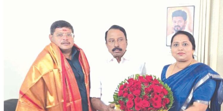 செங்கோட்டையன் பிறந்தநாள் நேரில் சந்தித்து வாழ்த்துப் பெற்ற சூளகிரி ஒன்றியக் குழுத் தலைவர்