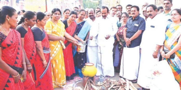 ஈரோட்டில் திமுக சார்பில் எழுச்சியுடன் நடைபெற்ற சமத்துவ பொங்கல் விழா அமைச்சர் சு.முத்துசாமி நேரில் கண்டு பாராட்டு.