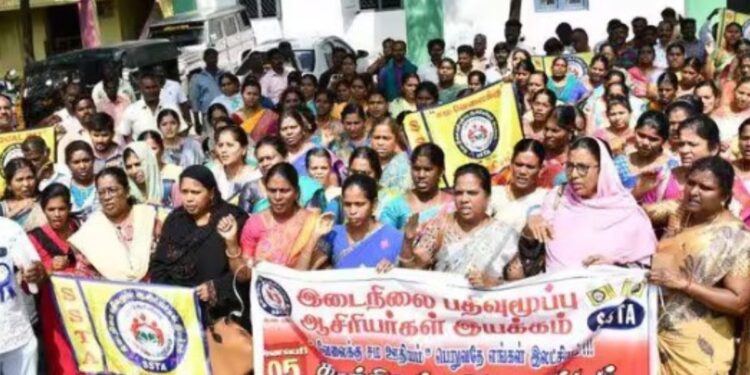 திமுகவின் தேர்தல் வாக்குறுதி என்னானது?”: சம வேலைக்கு சம ஊதியம் கோரி  ஆசிரியர்கள் போராட்டம்!