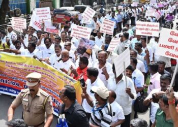 காலி மதுபாட்டில் திரும்பப் பெறும் திட்டத்தில் மாற்றம் கோரி டாஸ்மாக் ஊழியர்கள் பேரணி