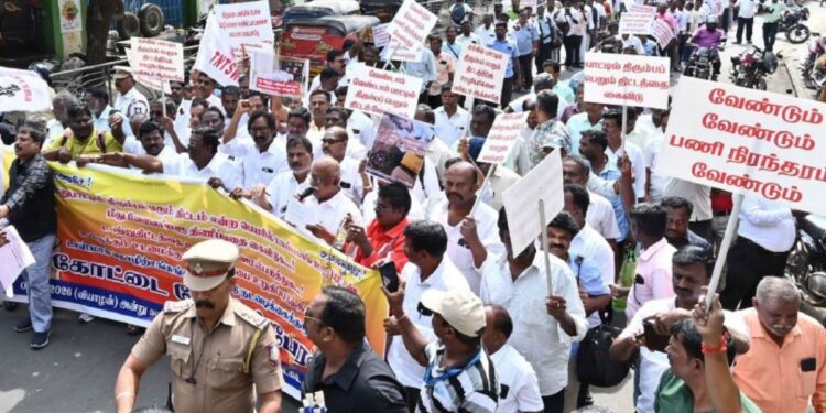 காலி மதுபாட்டில் திரும்பப் பெறும் திட்டத்தில் மாற்றம் கோரி டாஸ்மாக் ஊழியர்கள் பேரணி