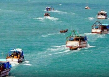 கச்சதீவு அருகே அதிரடி: 11 தமிழக மீனவர்களைப் படகுடன் சிறைபிடித்த இலங்கை கடற்படை!