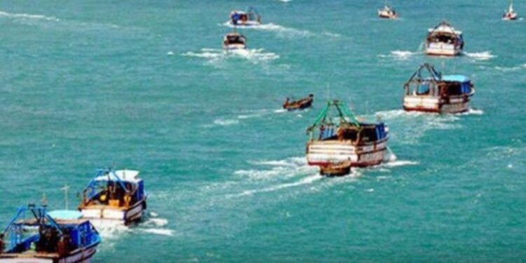 கச்சதீவு அருகே அதிரடி: 11 தமிழக மீனவர்களைப் படகுடன் சிறைபிடித்த இலங்கை கடற்படை!