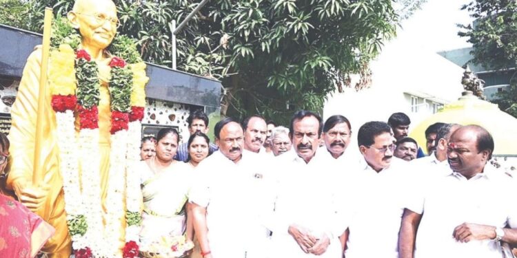 அஹிம்சை வழியில் அஞ்சலி… தேசத் தந்தை காந்தியின் நினைவு நாளில் ஈரோட்டில் அமைச்சர் முத்துசாமி மலர் மரியாதை!