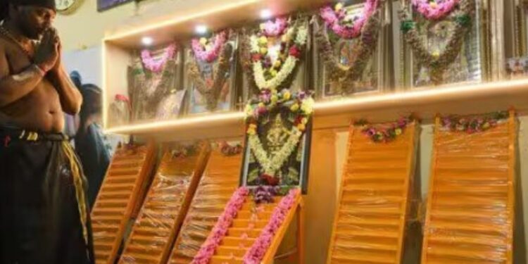 கோவை அய்யப்ப சுவாமி கோயிலில் படி பூஜை உபகரணங்கள் வழங்கும் விழா  