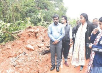 குன்னூரில் கனமழை போர்க்கால அடிப்படையில் சீரமைப்புப் பணிகளை முடுக்கிவிட்டார் ஆட்சியர் லட்சுமி பவ்யா தண்ணீரு!