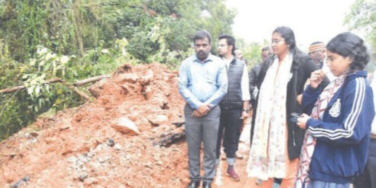 குன்னூரில் கனமழை போர்க்கால அடிப்படையில் சீரமைப்புப் பணிகளை முடுக்கிவிட்டார் ஆட்சியர் லட்சுமி பவ்யா தண்ணீரு!