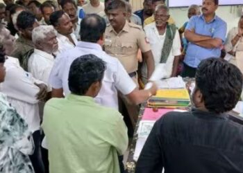 வடமதுரை சார்பதிவாளர் அலுவலகத்தில் பொதுமக்கள் தர்ணா விவசாயி தீக்குளிக்க முயன்றதால் பெரும் பதற்றம்!