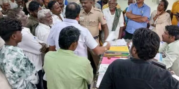 வடமதுரை சார்பதிவாளர் அலுவலகத்தில் பொதுமக்கள் தர்ணா விவசாயி தீக்குளிக்க முயன்றதால் பெரும் பதற்றம்!