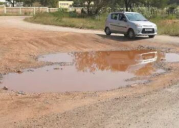 தேனியில் மேம்பாலப் பணிகளால் முடங்கிய சர்வீஸ் ரோடு நெரிசலில் சிக்கித் தவிக்கும் வாகன ஓட்டிகள்