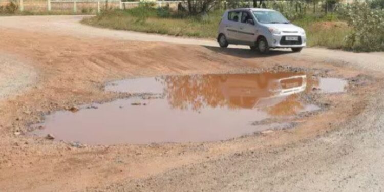 தேனியில் மேம்பாலப் பணிகளால் முடங்கிய சர்வீஸ் ரோடு நெரிசலில் சிக்கித் தவிக்கும் வாகன ஓட்டிகள்