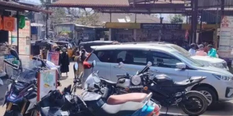 வால்பாறை காந்திசிலை பேருந்து நிலையத்தில் அத்துமீறி நிறுத்தப்படும் வாகனங்கள் அபராதம்