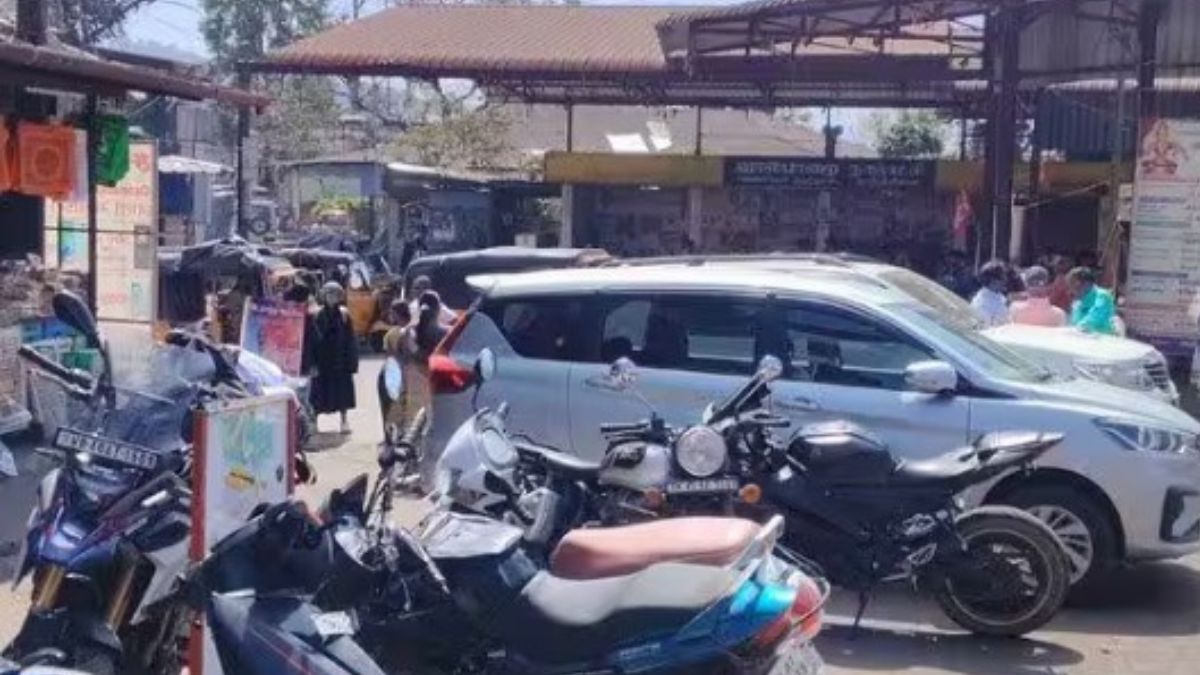 வால்பாறை காந்திசிலை பேருந்து நிலையத்தில் அத்துமீறி நிறுத்தப்படும் வாகனங்கள் அபராதம்