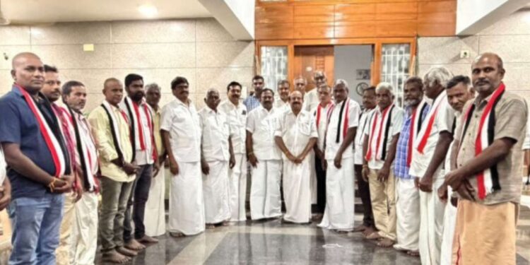 அதிமுகவில் பெருந்துறையில் முன்னாள் அமைச்சர் கே.சி.கருப்பணன் முன்னிலையில் 50-க்கும் மேற்பட்டோர் இணைப்பு!