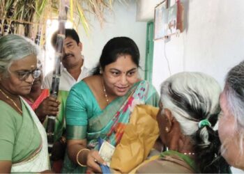 மேட்டுப்பாளையம் குமரபுரத்தில் பொங்கல் பரிசுத் தொகுப்பு விநியோகம்  மாவட்ட அறங்காவலர் தொடங்கி வைத்தார்!