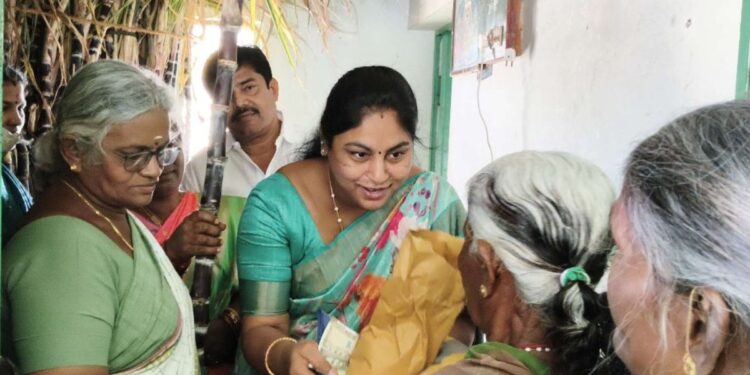 மேட்டுப்பாளையம் குமரபுரத்தில் பொங்கல் பரிசுத் தொகுப்பு விநியோகம் மாவட்ட அறங்காவலர் தொடங்கி வைத்தார்!