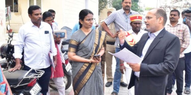 நாமக்கல் கொண்டிசெட்டிபட்டியில் தேர்தல் ஆணைய சிறப்புப் பார்வையாளர் குல்தீப் நாராயண் நேரடி ஆய்வு.