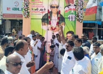 ராசிபுரத்தில் அதிமுக மற்றும் அமமுக சார்பில் எம்.ஜி.ஆர் பிறந்தநாள் விழா எழுச்சி உருவப்படங்களுக்கு மரியாதை