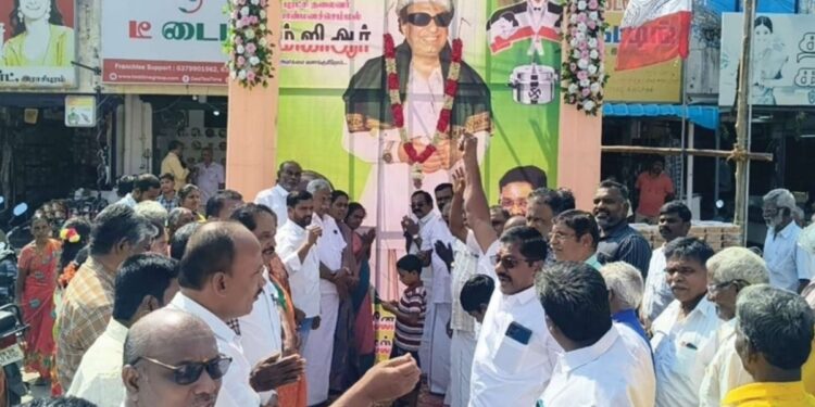 ராசிபுரத்தில் அதிமுக மற்றும் அமமுக சார்பில் எம்.ஜி.ஆர் பிறந்தநாள் விழா எழுச்சி உருவப்படங்களுக்கு மரியாதை