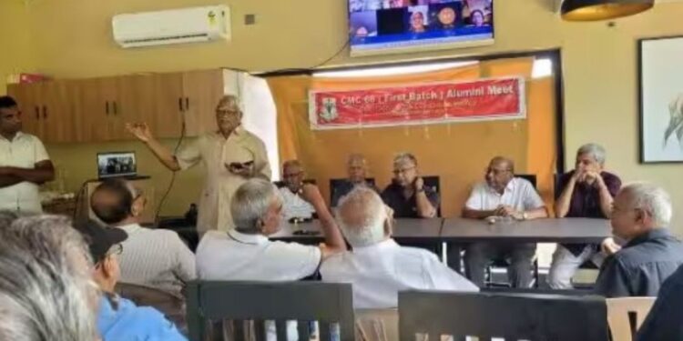 உடுமலையில் சங்கமித்த கோவை மருத்துவக் கல்லூரியின் முதல் பேட்ச் மாணவர்கள்