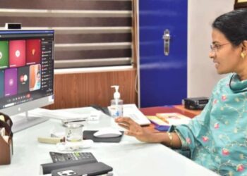 நாமக்கல் விலையில்லா மடிக்கணினி ‘உலகம் உங்கள் கையில்’ திட்டத் தொடக்க விழா குறித்து ஆட்சியர் ஆலோசனை!