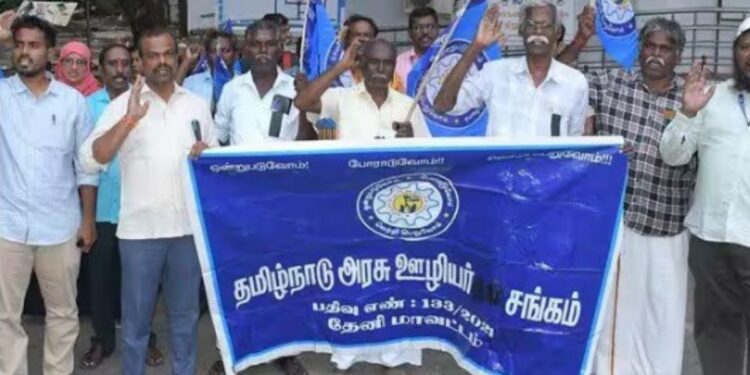 புதிய ஓய்வூதியத் திட்டத்திற்கு எதிர்ப்பு தேனியில் அரசு ஊழியர்கள் கருப்பு பட்டை அணிந்து தொடர் போராட்டம்