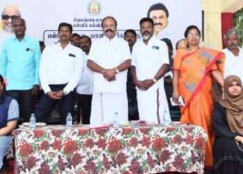 சாதனை மாணவர்களுக்குச் சொந்த நிதியிலிருந்து ஊக்கத்தொகை வழங்கிய அமைச்சர் கே.ஆர்.பெரியகருப்பன்