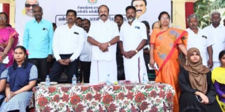 சாதனை மாணவர்களுக்குச் சொந்த நிதியிலிருந்து ஊக்கத்தொகை வழங்கிய அமைச்சர் கே.ஆர்.பெரியகருப்பன்