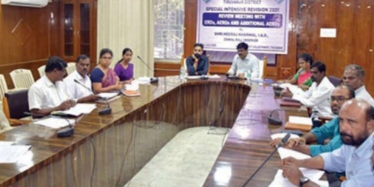 திருவாரூர் மாவட்டத்தில் தேர்தல் ஆணையப் பார்வையாளர் நீரஜ் கார்வால் தலைமையில் ஆய்வுக் கூட்டம்