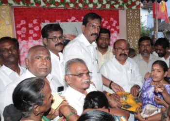 எம்.ஜி.ஆர் பிறந்தநாள் 500 பேருக்கு வேஷ்டி நலத்திட்ட உதவிகளை வழங்கினார் பொள்ளாச்சி ஜெயராமன்.