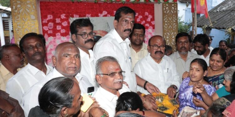 எம்.ஜி.ஆர் பிறந்தநாள் 500 பேருக்கு வேஷ்டி நலத்திட்ட உதவிகளை வழங்கினார் பொள்ளாச்சி ஜெயராமன்.