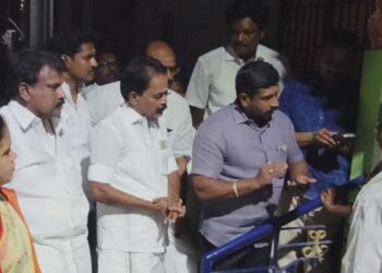 விடியா ஆட்சிக்கு உங்கள் வீட்டு பில்லே சாட்சி… அதிரடி கணினி பில்களுடன் அதிமுகவினர் வீடு வீடாகப் படையெடுப்பு!