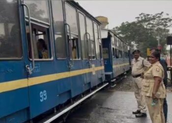 மேட்டுப்பாளையம் காட்டூர் ரயில்வே கேட் நீண்ட நேரம் மூடல் ஆத்திரமடைந்த பொதுமக்கள் சாலை மறியல்