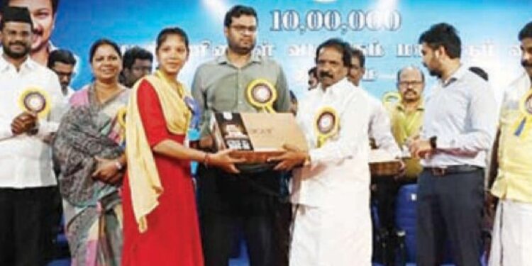 “உலகம் உங்கள் கையில்” திருச்சியில் விலையில்லா மடிக்கணினிகள் அமைச்சர் கே.என். நேரு தொடங்கி வைத்தார்!