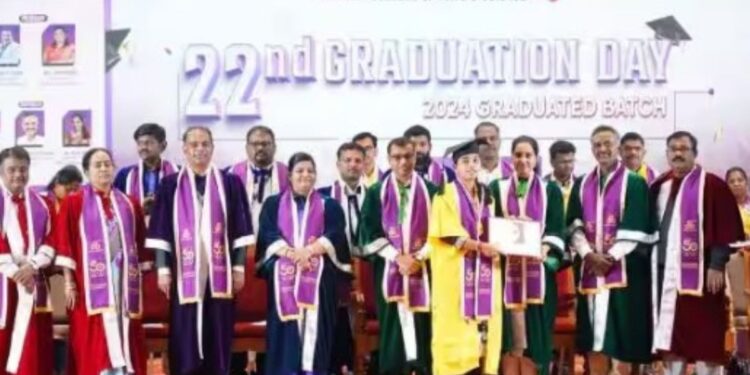 ஈச்சனாரி ரத்தினம் கல்லூரியில் 22-வது பட்டமளிப்பு விழா மாணவ, மாணவியருக்கு பட்டங்கள் வழங்கி கௌரவம்