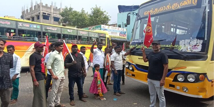 அரசுப் பேருந்துகளில் ‘தமிழ்நாடு’ ஸ்டிக்கர் ஒட்டி நாம் தமிழர் கட்சியினர் அதிரடி போராட்டம்.