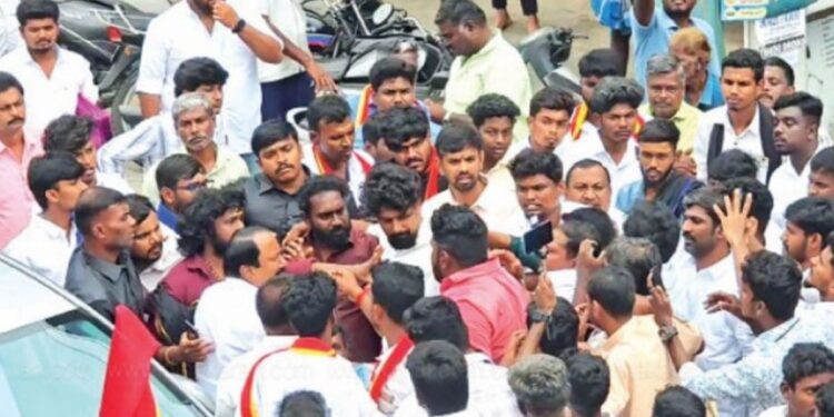 தவெக-வில் வலுக்கும் உட்கட்சிப் பூசல் வெள்ளகோவிலில் செங்கோட்டையன் கார் முற்றுகை  