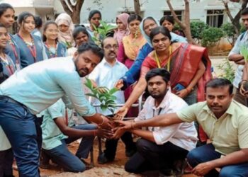 துறையூர் எஸ்.ஆர்.எம் பப்ளிக் பள்ளியில் கால்நடைகளுக்கு வழிபாடு செய்து உற்சாகக் கொண்டாட்டம்
