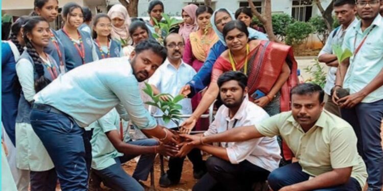 துறையூர் எஸ்.ஆர்.எம் பப்ளிக் பள்ளியில் கால்நடைகளுக்கு வழிபாடு செய்து உற்சாகக் கொண்டாட்டம்